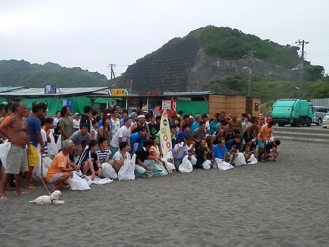 150808am-beachclean.jpg